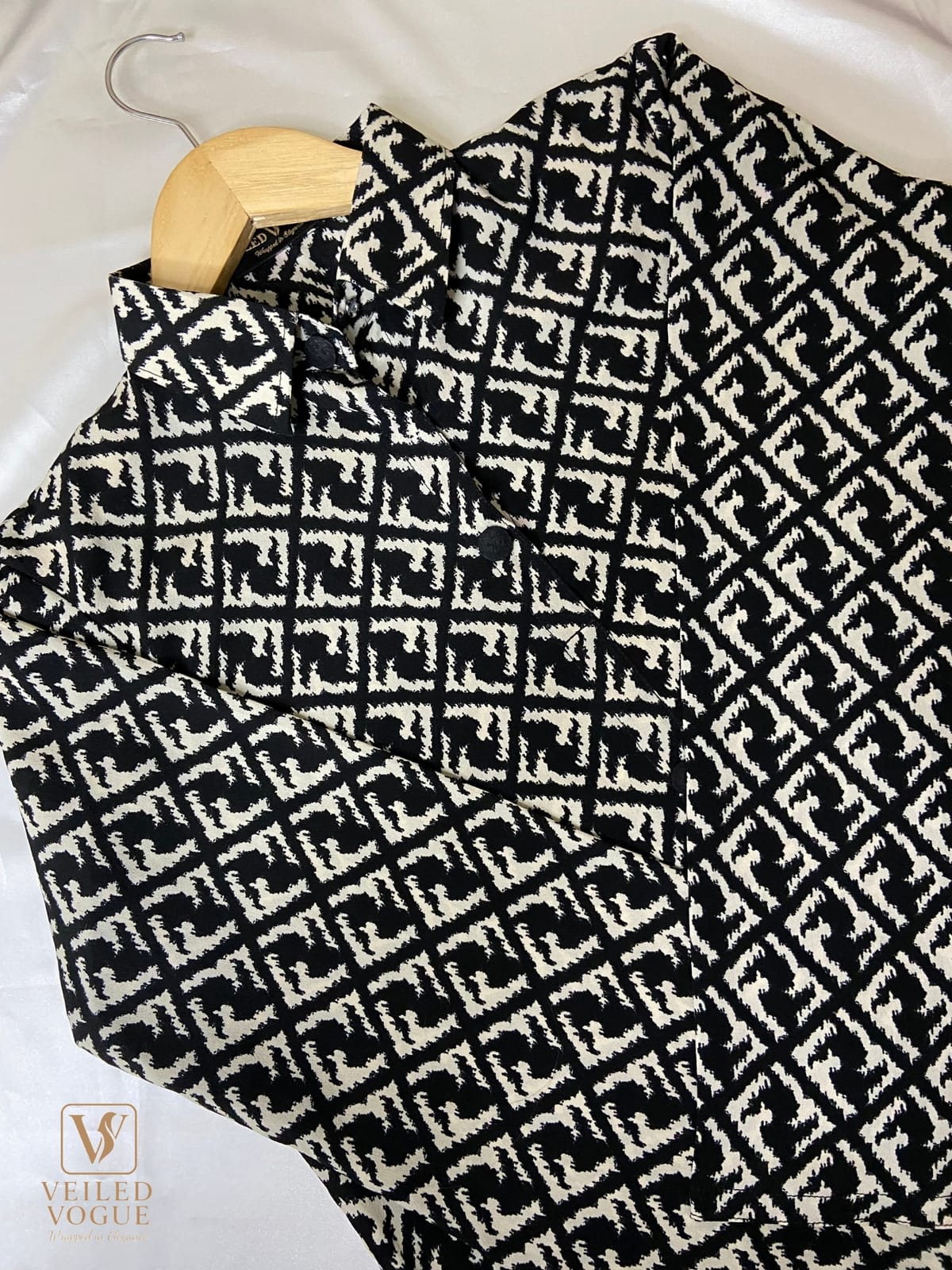 Black geometric patterns collar shirt - Image 6