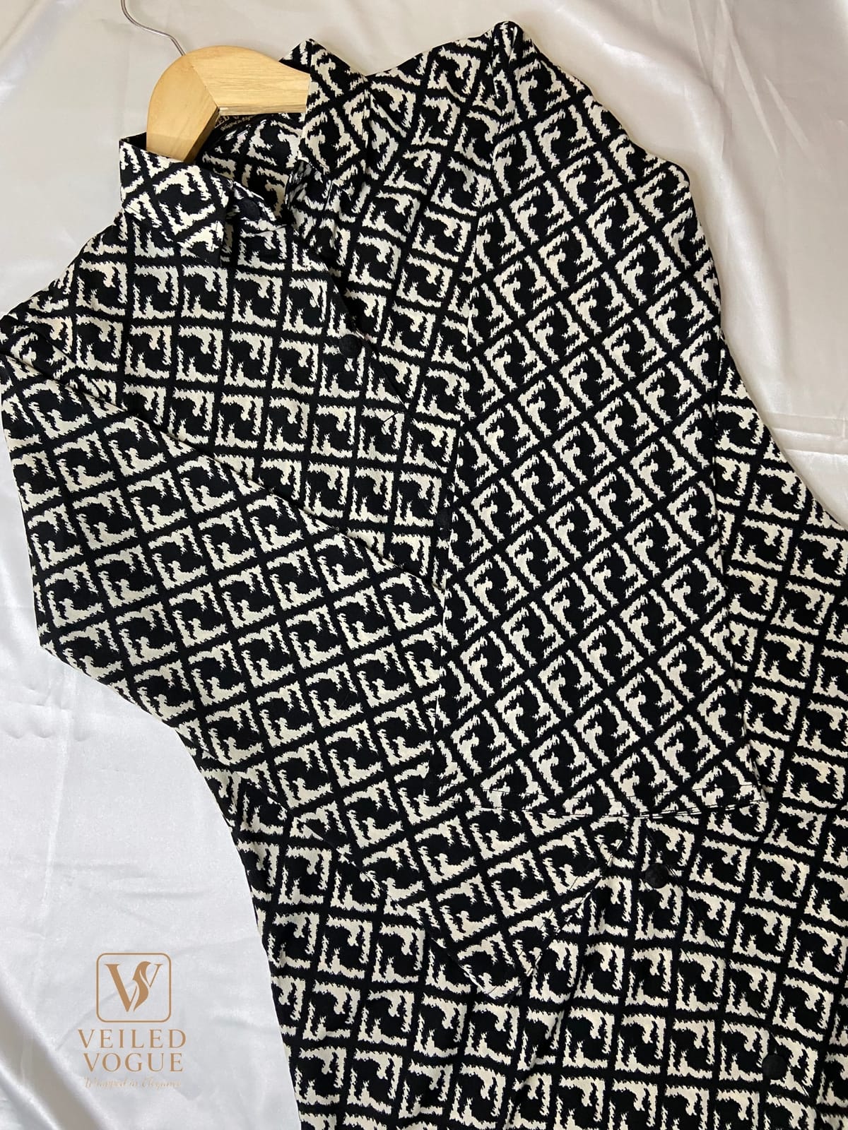 Black geometric patterns collar shirt - Image 4