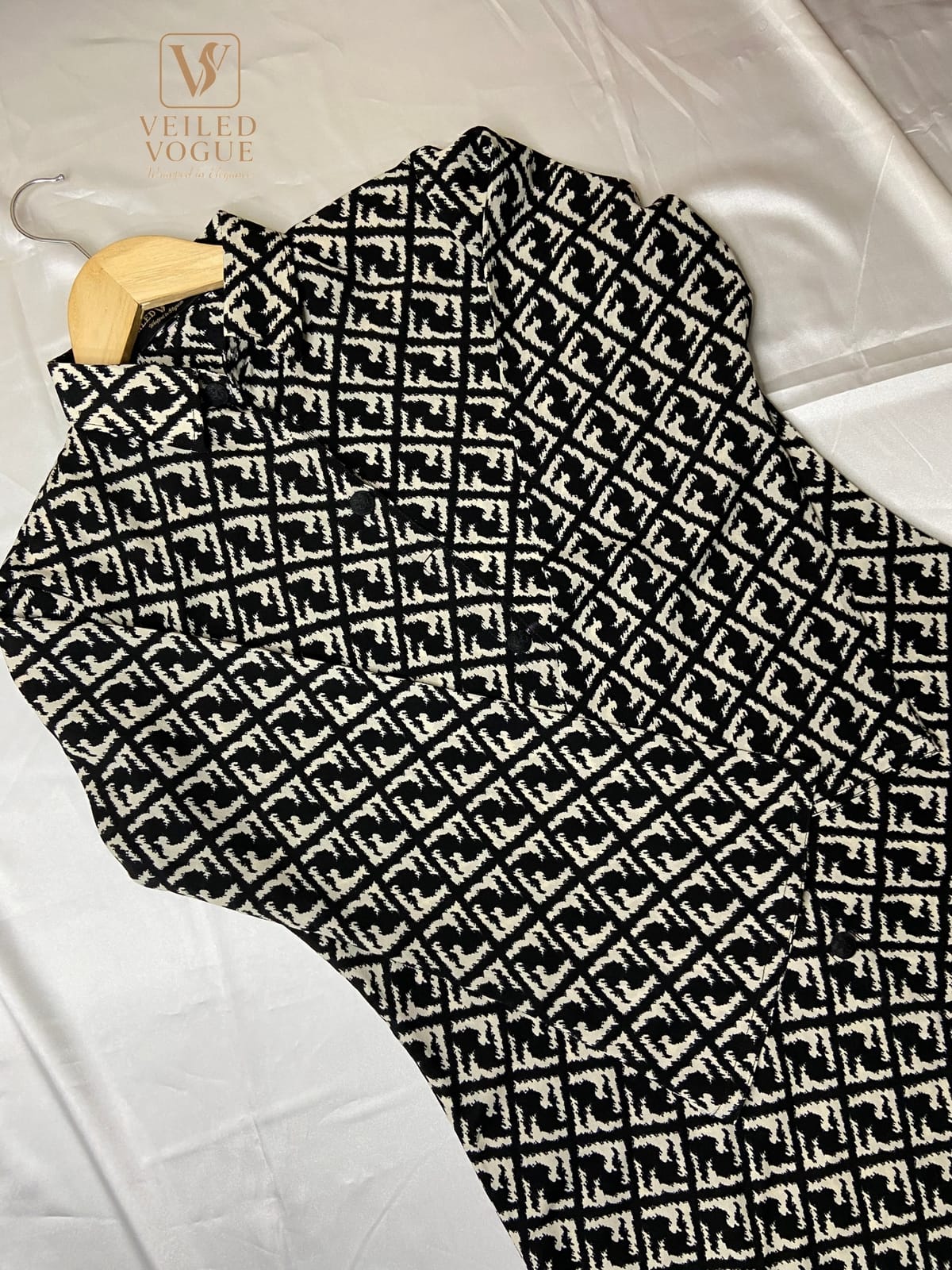 Black geometric patterns collar shirt - Image 5